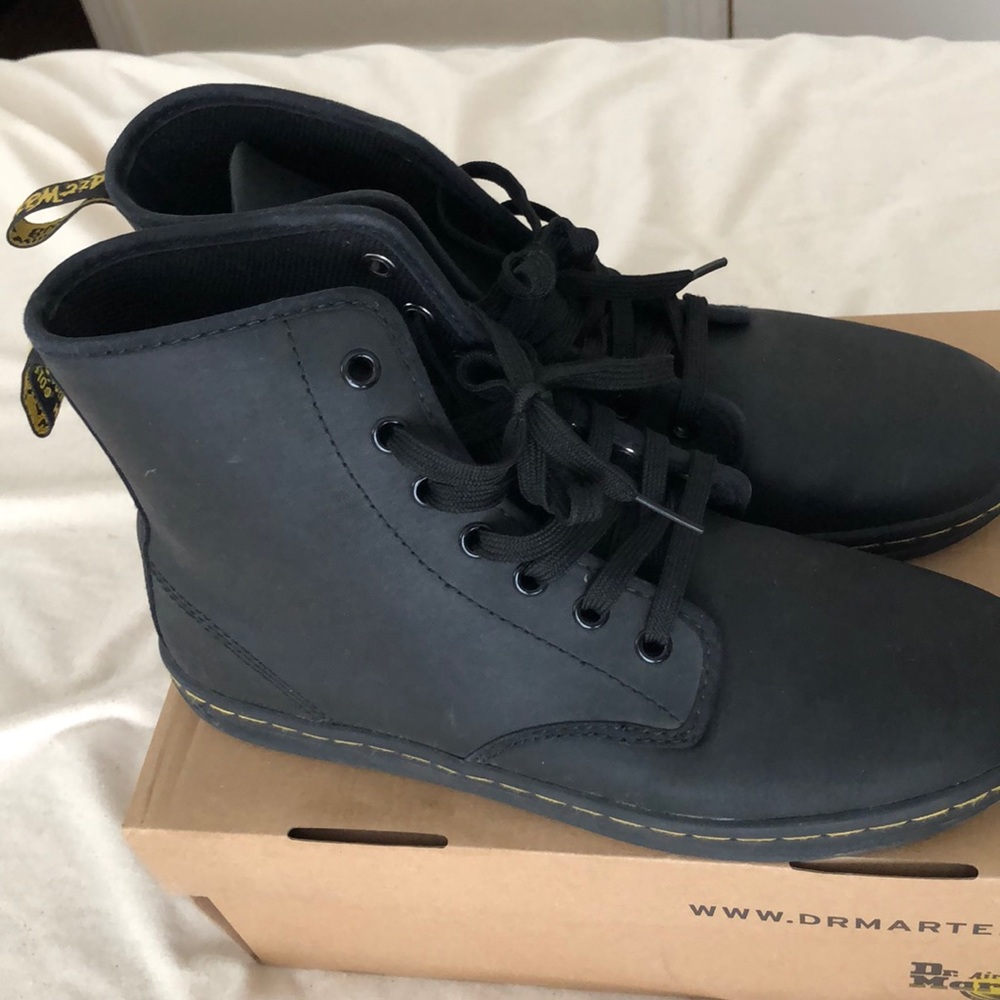 Dr. Martens Shoreditch black ankle boots